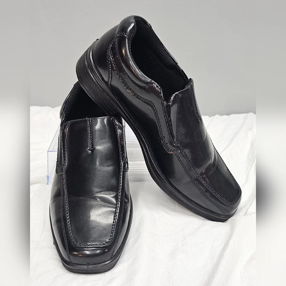 Boys Black Loafer Dress Shoes Size 4 NEW